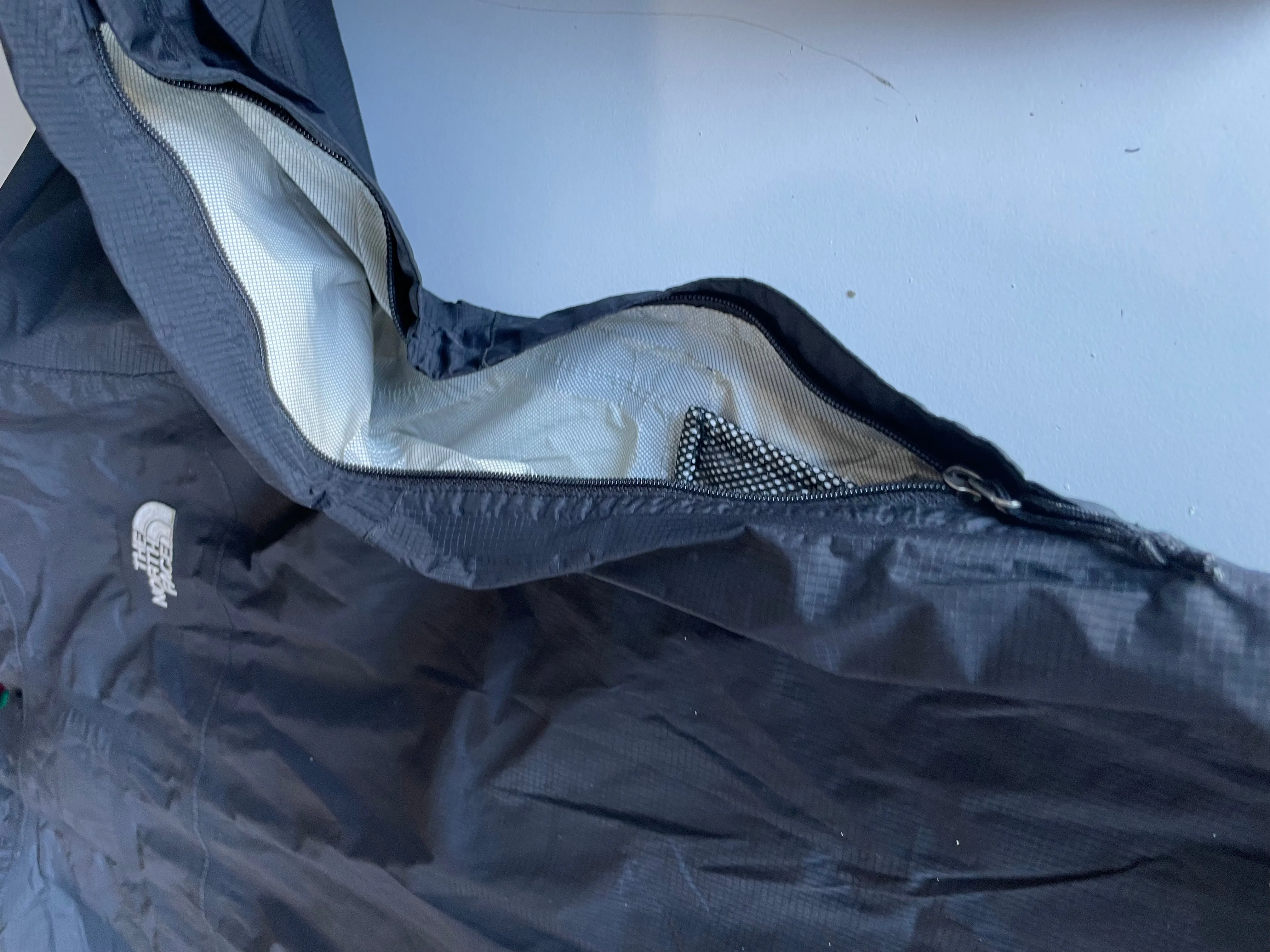 Vintage The North face Hyvent water proof black rain hooded jacket in L|L30W23|SKU 4411